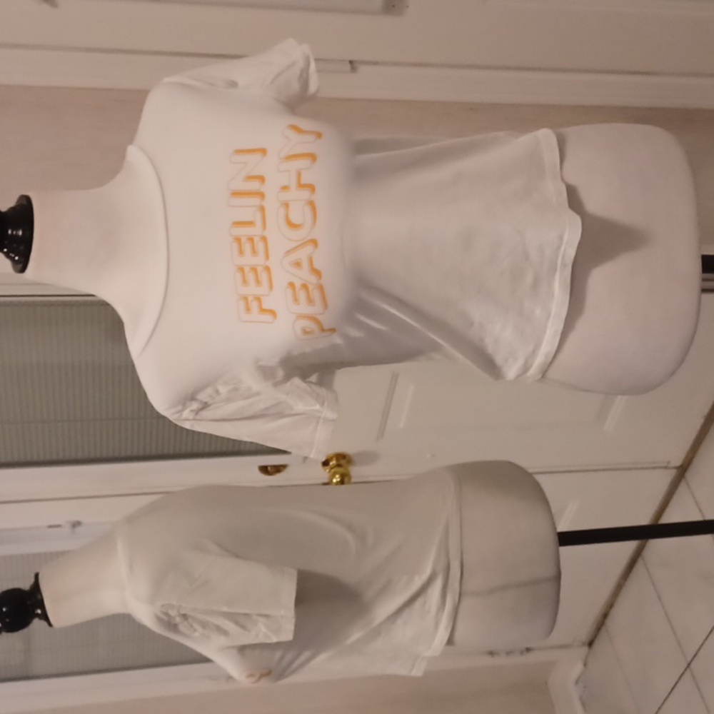 4/$40 White & Orange "Feelin Peachy" Tee - Size XS